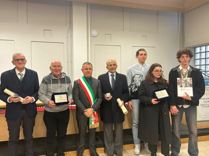 Consegnate le benemerenze cittadine a Mariano Comense