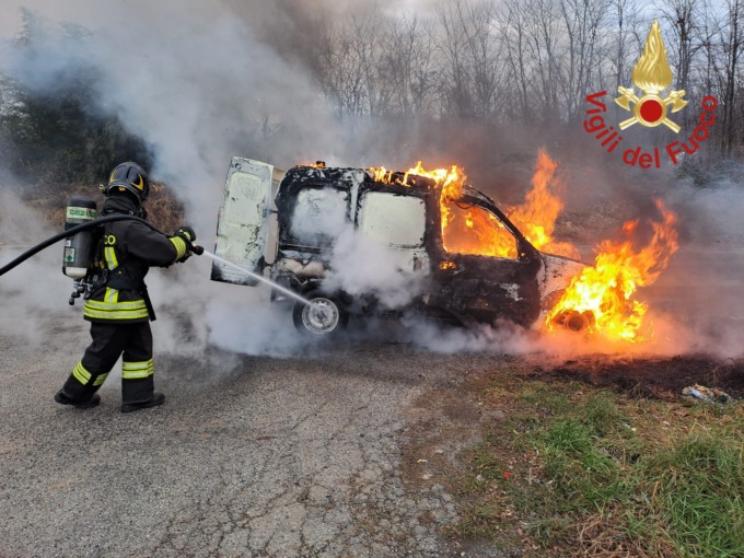 In fiamme un autofurgone, sul posto i Vigili del fuoco