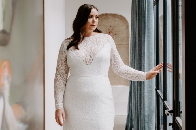 Curvy e radiosa: come scegliere l’abito da sposa ideale