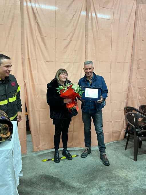 L’ex capo distaccamento rinuncia alla medaglia d’oro e fa una donazione a due associazioni