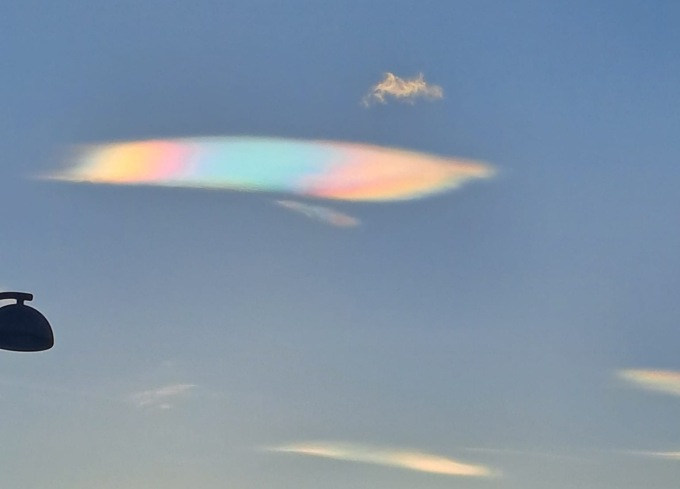 Nuvole arcobaleno, lo strano fenomeno avvistato nei cieli comaschi