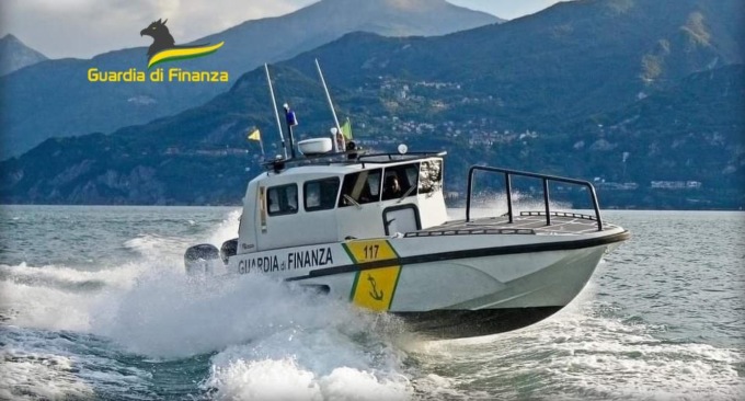 Controlli della Guardia di Finanza sul lago: sospese due licenze per trasporto persone