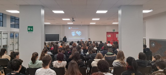 Al Melotti la Polizia locale incontra gli studenti per parlare di stupefacenti