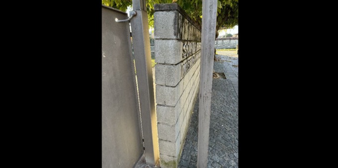 Muri pericolanti a scuola e al cimitero: si pianificano gli interventi