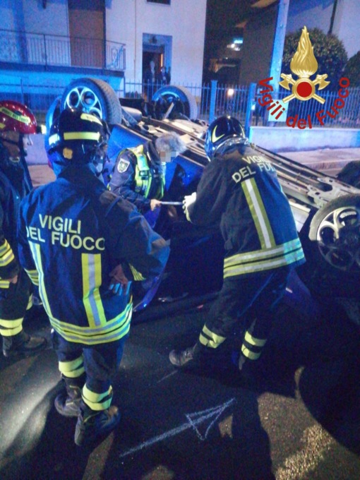 Auto ribaltata, intervengono i Vigili del fuoco