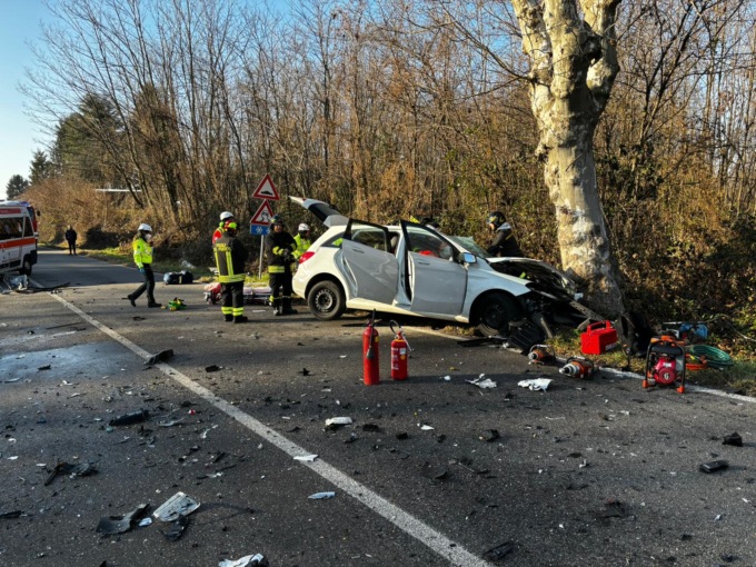 Scontro tra camion e auto sulla strada statale