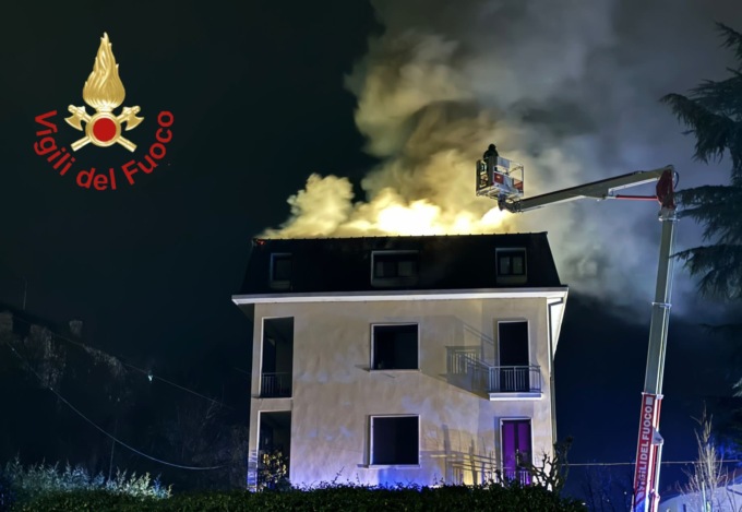Va a fuoco il tetto di un’abitazione