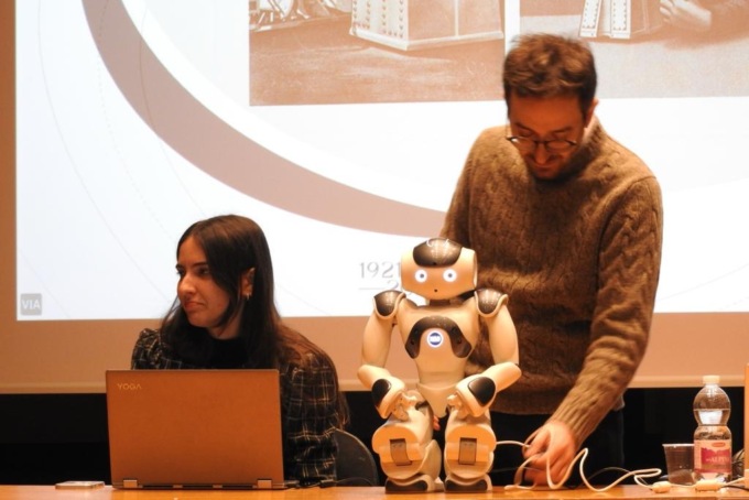 Il professore è un robot e la lezione strappa applausi