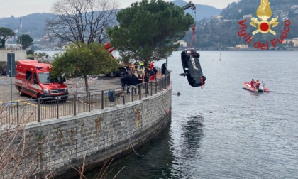 Un'auto finisce nel lago, due morti. Recuperata l'auto