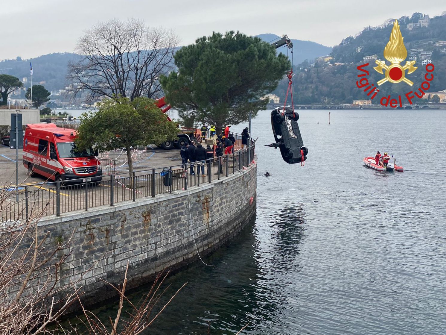 Un'auto finisce nel lago, due morti. Recuperata l'auto - Prima Como