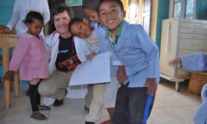 Pediatra compie 70 anni e dà vita a una raccolta fondi per i bimbi malgasci