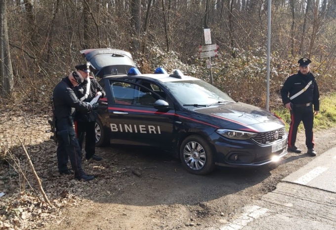 Litiga con un uomo, poi spara tre colpi d’arma da fuoco in aria