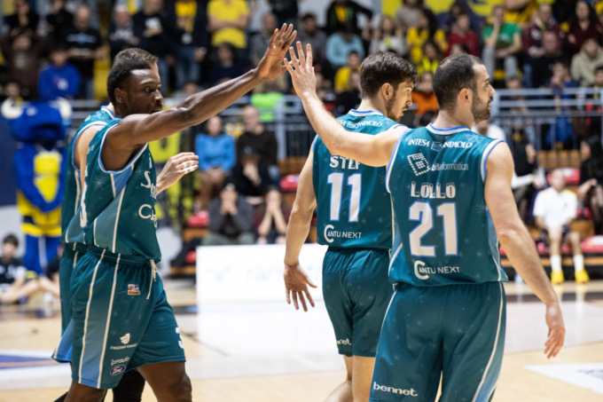 La Pallacanestro Cantù sbanca Torino ed è seconda da sola
