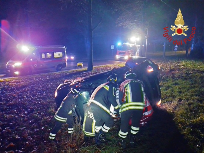 Si ribalta con l’auto, 22enne soccorsa dai Vigili del fuoco