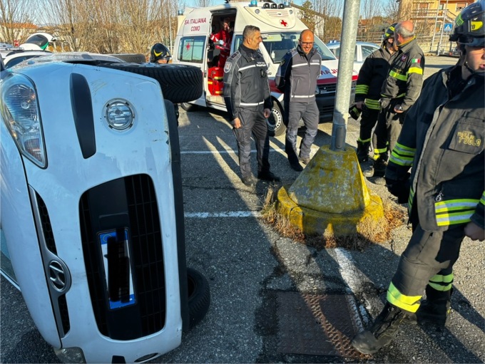 Accecato dal sole si ribalta con l’auto nel parcheggio del supermercato