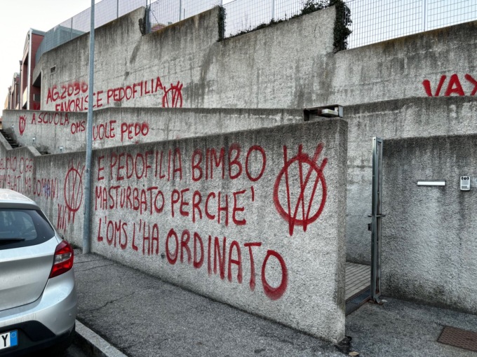 Imbrattato il muro dell’asilo con scritte deliranti su pedofilia e novax