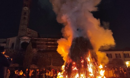 La Giubiana di Cantù brucia: grande folla in piazza Garibaldi