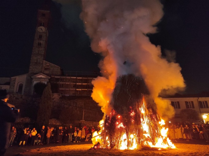 La Giubiana di Cantù brucia: grande folla in piazza Garibaldi
