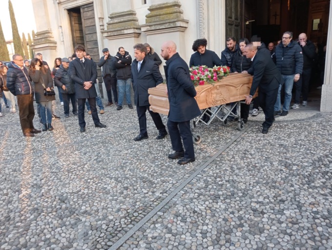 L’ultimo saluto a Tiziana Tozzo. La famiglia: “Grazie ai tanti che ci hanno mostrato vicinanza”