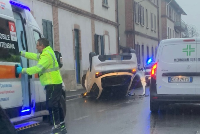 Paura a Mariano: giovane si ribalta con l’auto