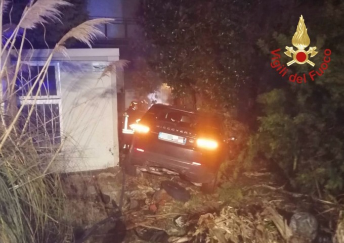 Incidente a Cantù: taglia la rotonda e entra nel cortile di una casa