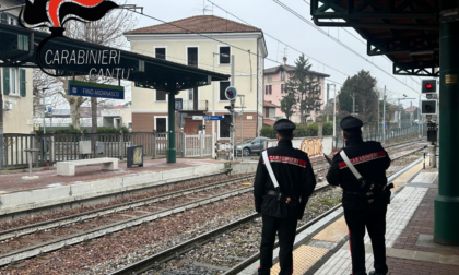 Quindicenne semina il panico sul treno: arrestato per evasione, due rapine e tentata violenza sessuale