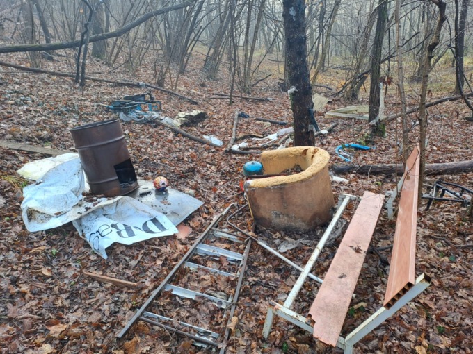 Poltrone, panchine, bici smontane: trovato un bivacco nei boschi di Asnago