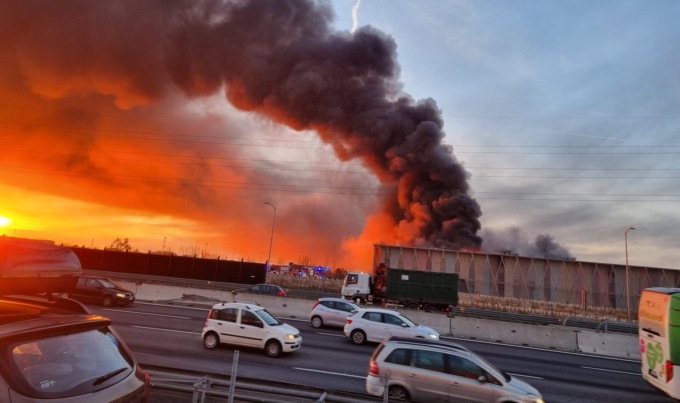 Enorme incendio alla Planet Farms: Brianza invasa dal fumo