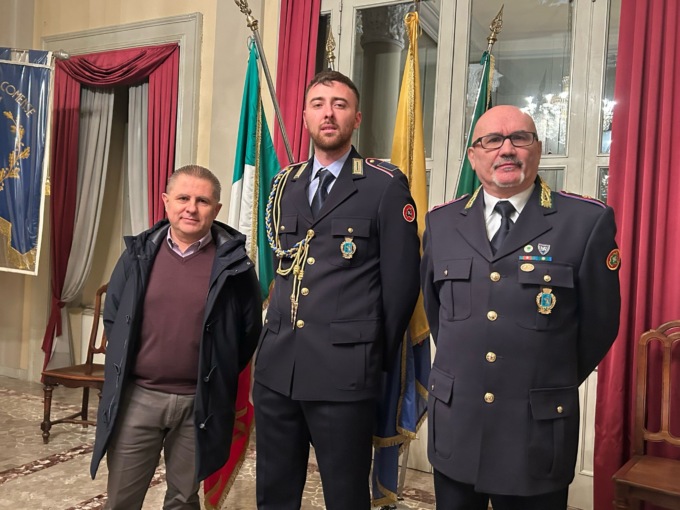 Salvarono una donna arrampicandosi su un’impalcatura: encomio per gli agenti eroi