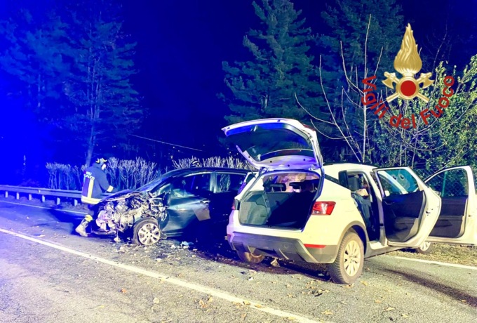 Frontale tra due auto, tre giovani  feriti