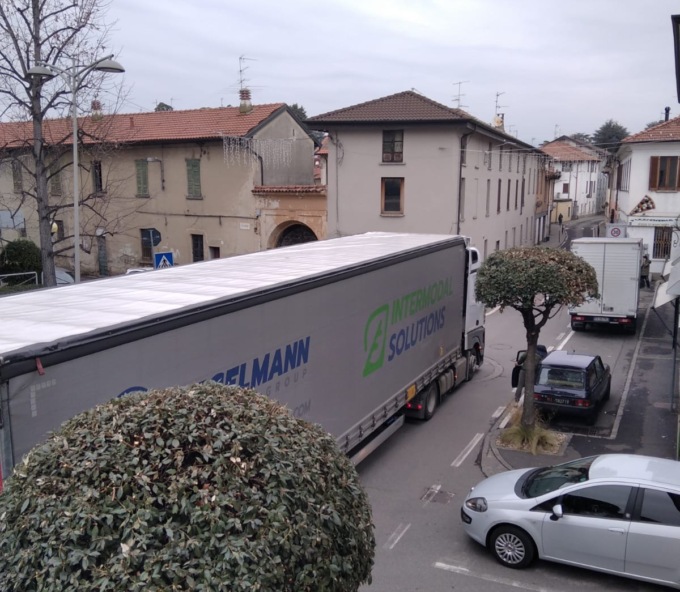 Tir incastrati a Caccivio, la Polizia locale chiede un aiuto… a Google