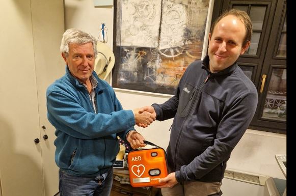 Donato un defibrillatore alla Pro loco di Albese