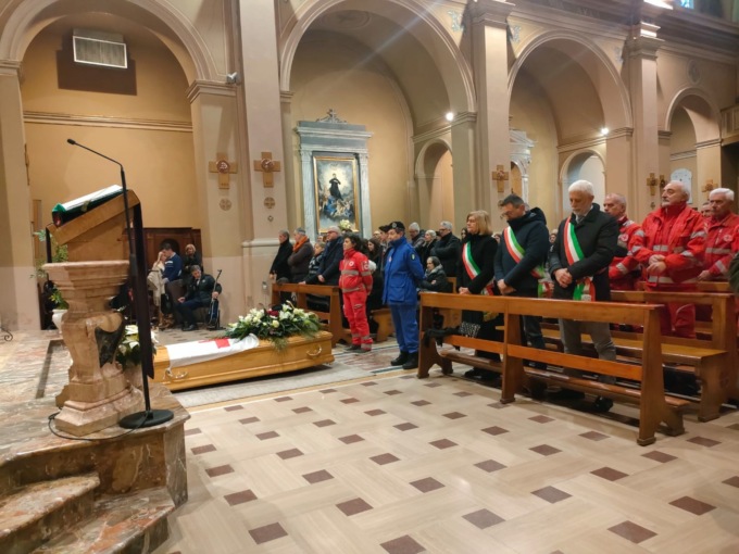 “Ciao zio Piero”, chiesa gremita per l’addio al papà della Cri VIDEO