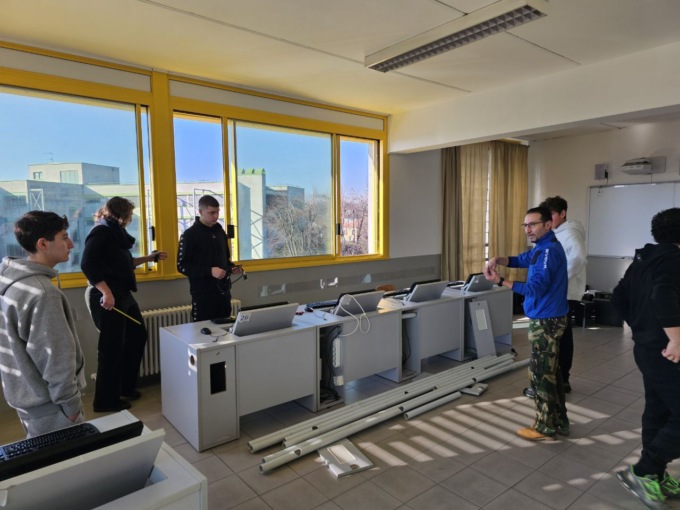 I ragazzi del Sant’Elia traslocano il laboratorio d’informatica