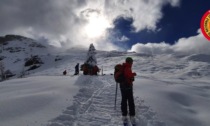 Addestramento sotto una fitta nevicata per il Soccorso alpino