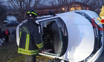 Incidente sulla Varesina, un'auto ribaltata e tre persone ferite