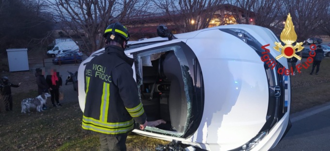 Incidente sulla Varesina, un’auto ribaltata e tre persone ferite