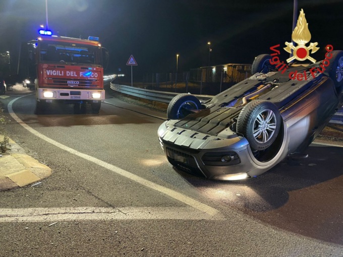 Dopo lo scontro, un’auto si ribalta