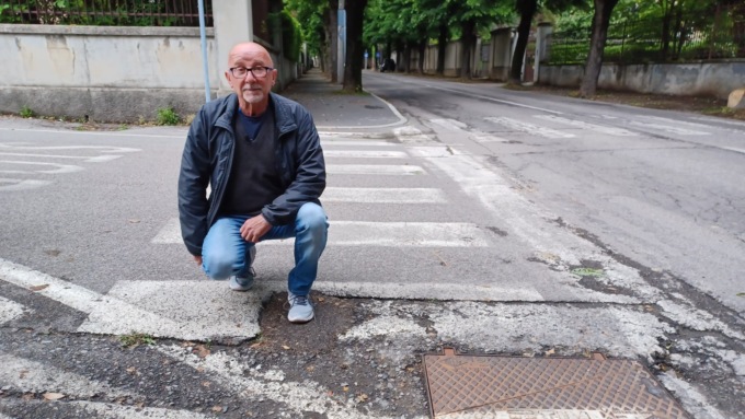 Multa di 900 euro per aver chiuso una buca in strada, ma il Giudice di Pace gli azzera la sanzione