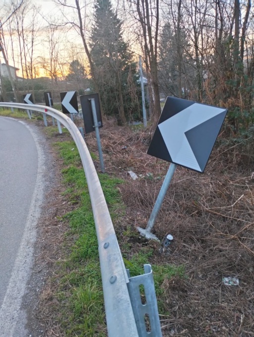 Nuovo guardrail sotto la lente d’ingrandimento: bulloni non tirati, cartelli cadenti