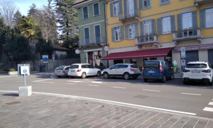 Parcheggio selvaggio in piazza Libertà, 25 multe