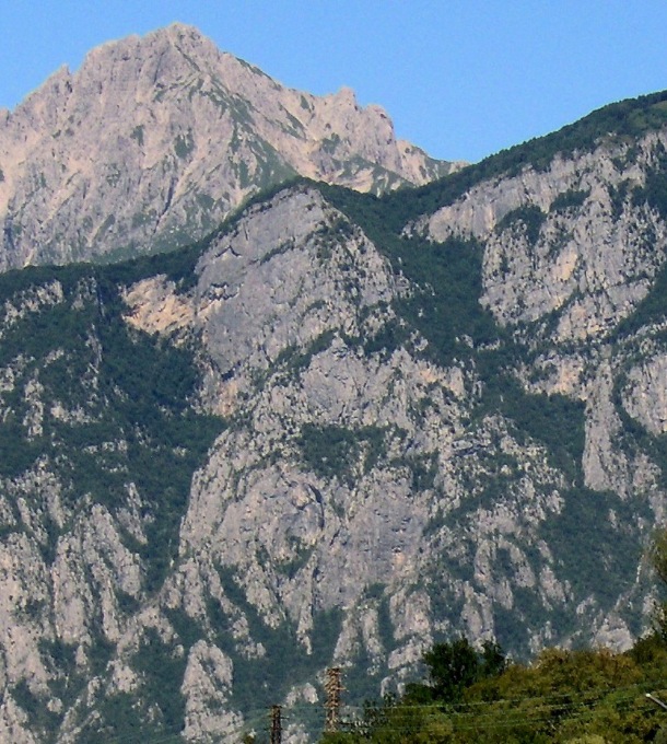 Si lancia con la tuta alare e si schianta al suolo: tragedia ad Abbadia Lariana