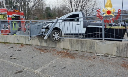 Va a sbattere col camioncino: paura per un 49enne