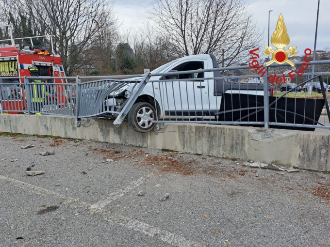 Va a sbattere col camioncino: paura per un 49enne