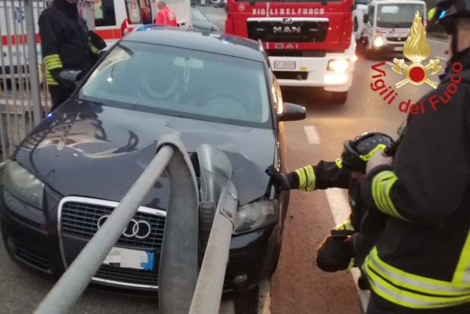 Accusa un malore e sbatte contro il guard rail