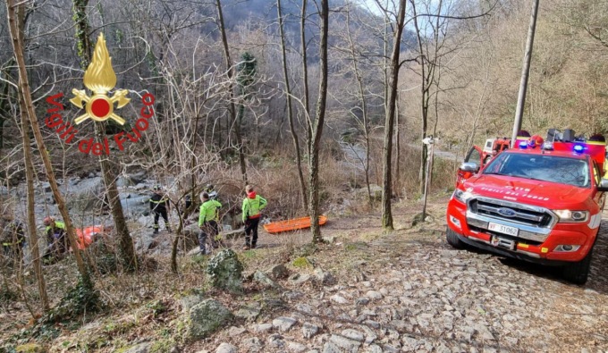 Cade e si frattura la gamba: soccorso uomo di 59 anni
