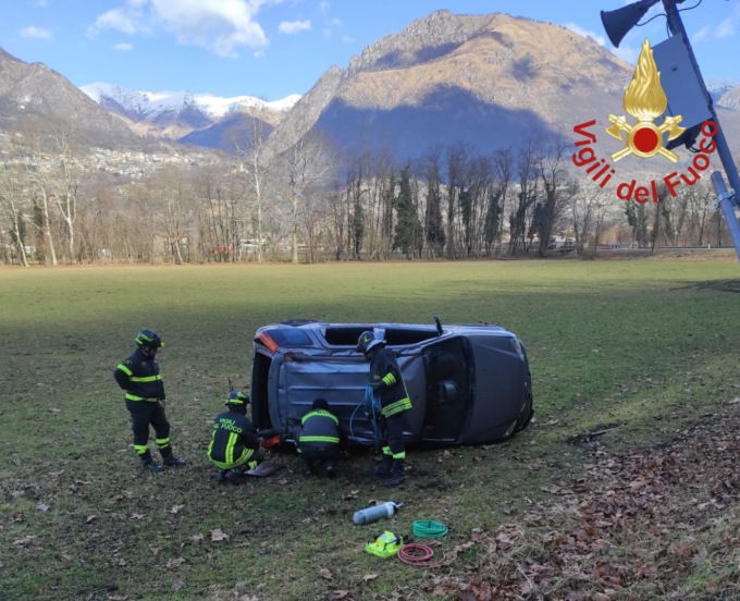Donna di 31 anni si ribalta con l’auto: soccorsa in codice rosso