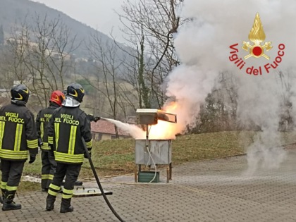 A fuoco una vasca di paraffina: paura in un capannone a Grandola