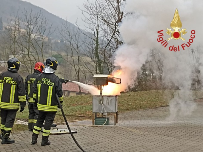 A fuoco una vasca di paraffina: paura in un capannone a Grandola
