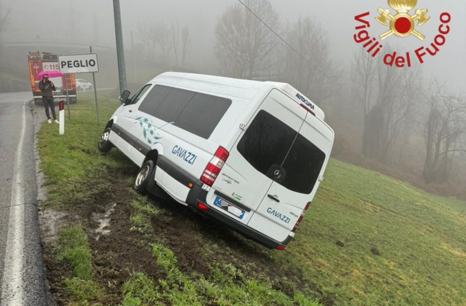 Scuolabus rischia di ribaltarsi su una strada montana: pericolo sventato